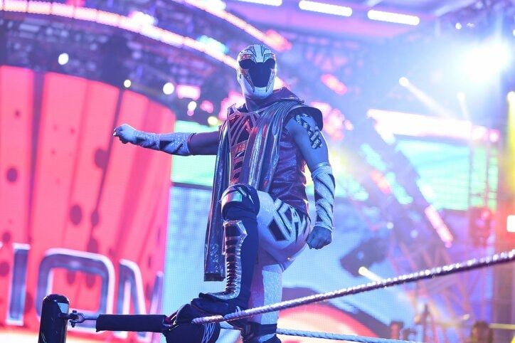 【映像】実況席を破壊する“ダブル空中殺法”