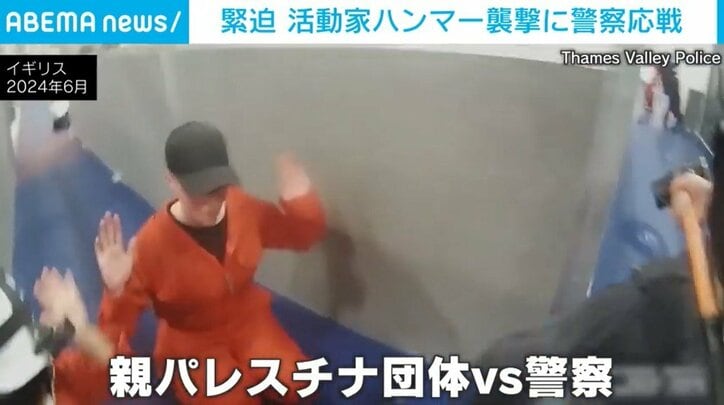 両手を上げる人