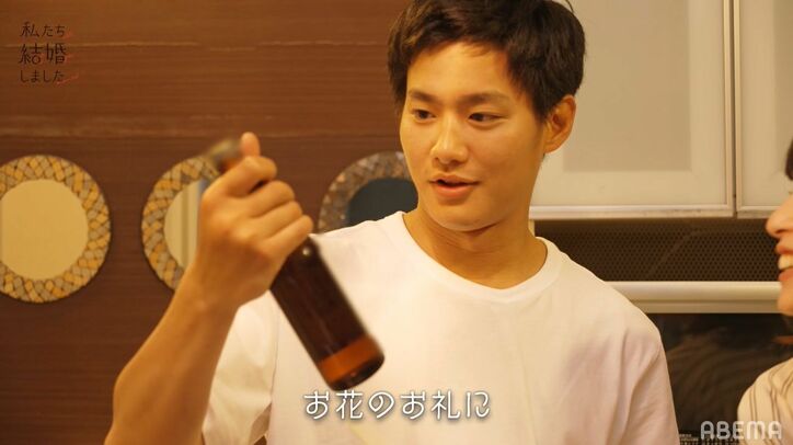 キッチンでハグも！野村周平＆さとうほなみ、“夫婦”でおつまみ作り、距離が縮まり…『私たち結婚しました』第3話