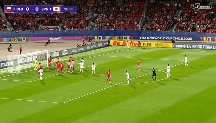 コーナーキックを蹴る小杉