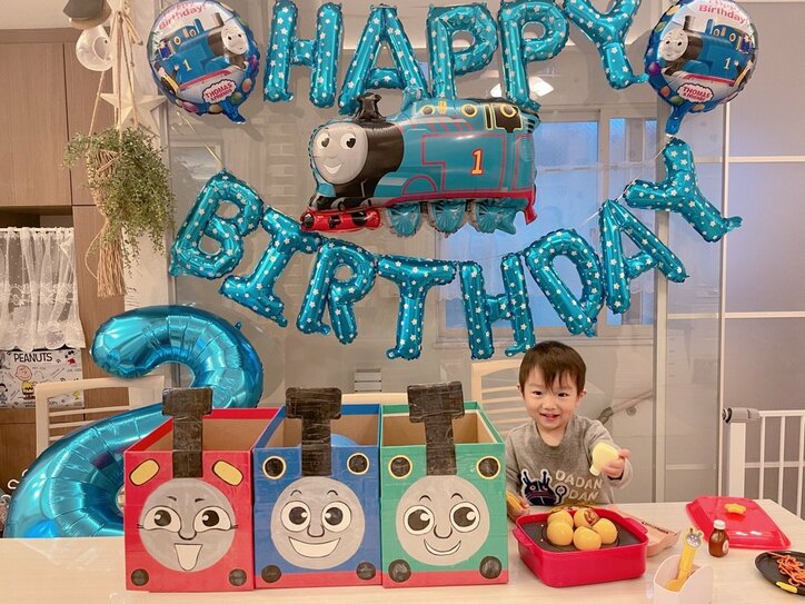 辻希美 トーマス の飾りつけで三男の誕生日をお祝い 簡単かと思いきや 意外と苦戦 話題 Abema Times