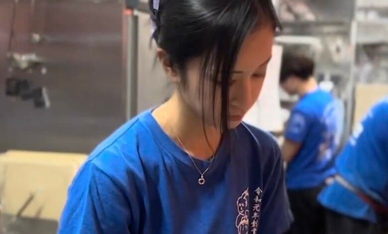 沢尻エリカ似と話題のラーメン店オーナー、熱狂的な外国人客に衝撃「私の生年月日のタトゥーが」