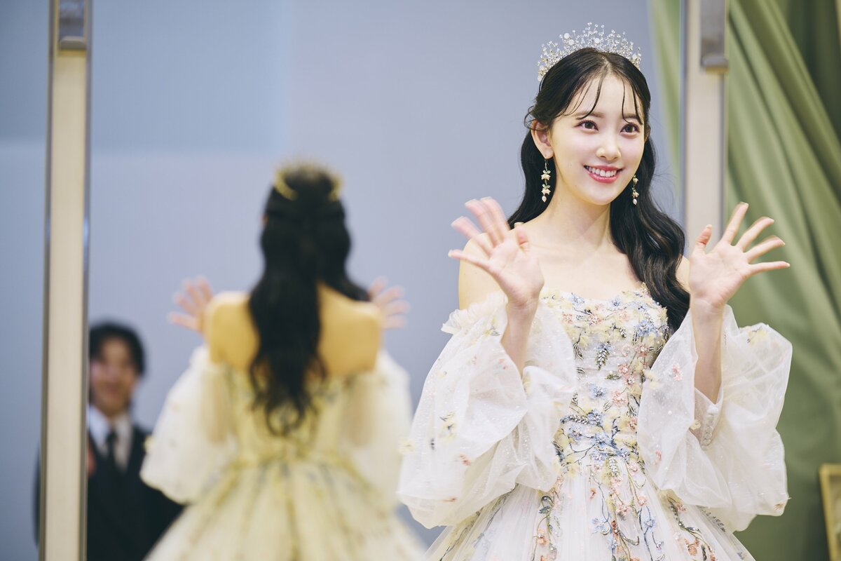 堀未央奈、圧倒的オーラを放つ“美デコルテ”ウエディングドレス姿を披露