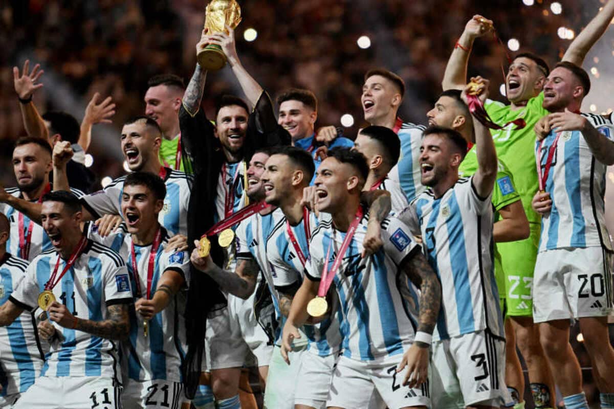 W杯】アルゼンチン優勝で歓喜！ 空から見た首都ブエノスアイレスに海外