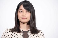 深川麻衣、”芸術的”な青空の下で長良川眺めるバックショット披露