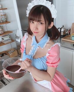 えなこ、へそ出し＆美脚あらわなメイド服姿に「バレンタインの女神」「ナイスバディ」と称賛続々