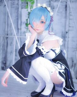 コスプレイヤー・カモミール、ニーハイ際立つ「リゼロ」レムの美麗コスに「超可愛い」「Amazing」と反響