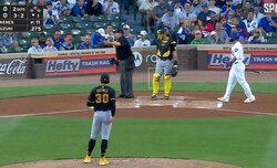 ブチギレ審判が“大暴れ”！ 新人王の“生意気な態度”に大激怒… 監督にも噛み付く珍プレー「あの顔w」「またこの審判か」