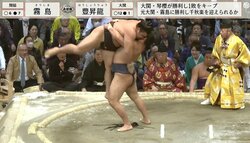 豊昇龍、元大関・霧島をいともたやすく吊り出し…衝撃シーン