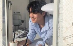 「BTSテテ似」と話題・三重県のカフェ店員がカッコ良すぎると話題に「似すぎて区別がつかない」