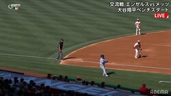 グローブ持ってないんですけど！痛烈ライナーをベースコーチ"素手キャッチ"に挑戦 視聴者ひやひや「なんで捕ろうとしてんだよw」