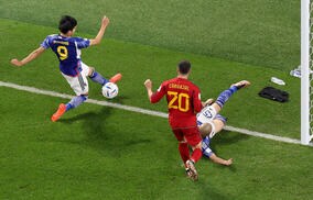 「ラインとボールの間に芝が見えない」元プレミアの主審2名が三笘薫のクロスの瞬間に言及、「ルールの誤解がある」とラインアウトの認識違いを指摘