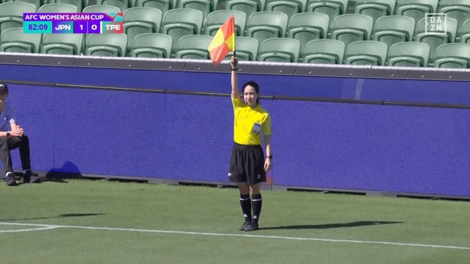 副審はフラッグを上げたが、リプレイで見ると…