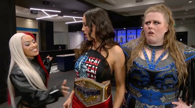 【映像】ラテン美女レスラー、“腹チラ”衣装からのぞく「美腹筋」