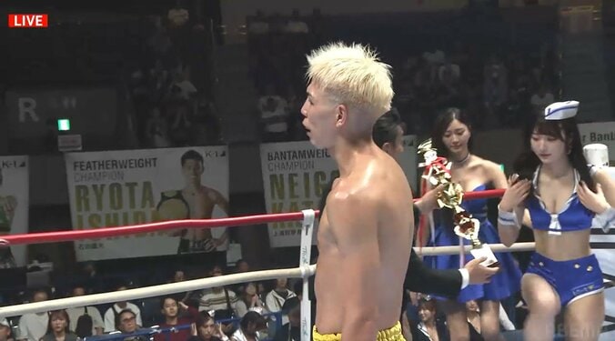 ラウンドガールに続いてリングに上がった斎藤恭代