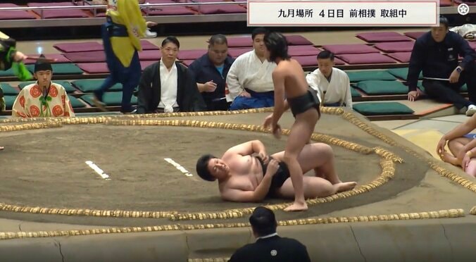 「ほっそ」体重50kg台の“異例”新人力士が初白星 「細いのに勢いある」「やるじゃん」15歳新道“3秒決着”で熱視線 4枚目