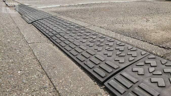 段差解消プレートの道路設置は「違法」　事故や排水妨げる恐れ　自治体が撤去呼びかけ 1枚目