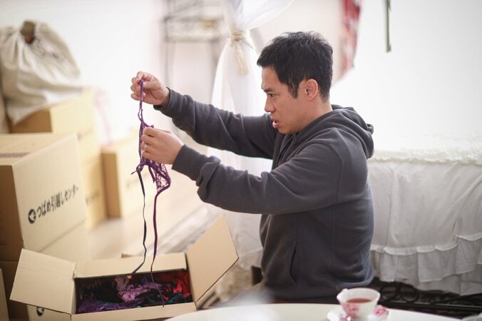 【写真・画像】“セクシーすぎる隣人”藤原紀香の過激な衣装に注目！白シャツ1枚で「いやや私、ズボンはくの忘れてた〜」『離婚しない男』　3枚目