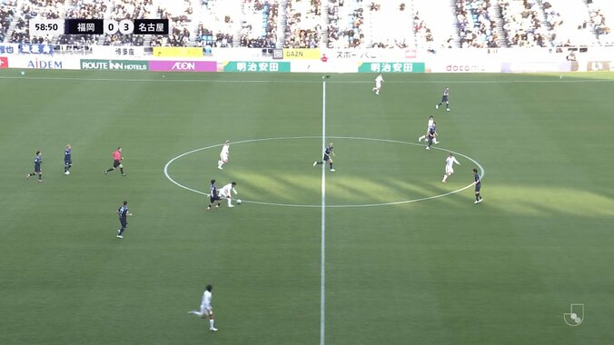 「バケモン過ぎる」名古屋FW、相手DFを引きずりながら走る衝撃のゴリゴリ“重戦車”ドリブル！「体幹鬼だろ」「辻岡膝移動してるやん」 3枚目