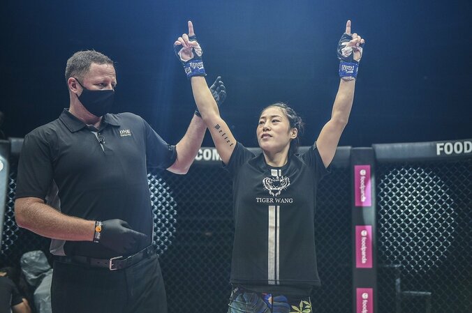 「女子の倒れ方じゃない…」女子軽量級で異例の“ワンパンKO”決着 ケージ際まで吹っ飛ぶ衝撃にネット騒然 2枚目