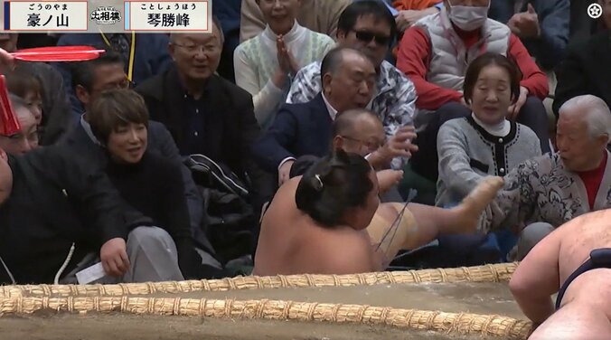 驚いた様子の黒田知永子さん