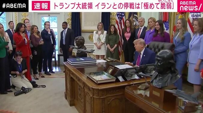 報道陣に囲まれるトランプ大統領