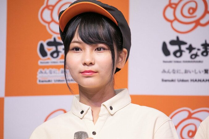 「絶対お肉！」=LOVEがはなまるうどんの新商品をピーアール＆配膳する 2枚目