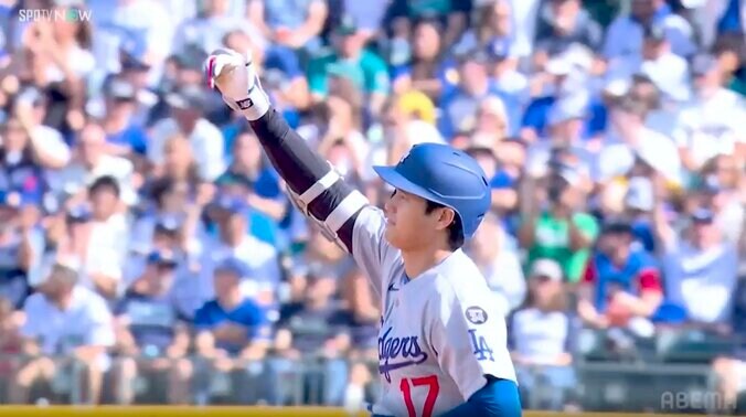 【写真・画像】大谷翔平が「新たな歴史の1ページ」実況が伝えた55号 イチロー氏「51番」の下に飛び込んだ劇的アーチ…敵地“異例”の総立ちで歓声やまず　1枚目
