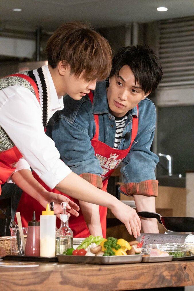 片寄涼太が“もこみち流”のクッキングを披露！　「一度やってみたかった」 2枚目