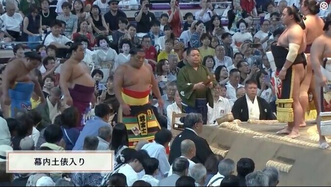 お揃いの化粧まわしで登場した尊富士と熱海富士