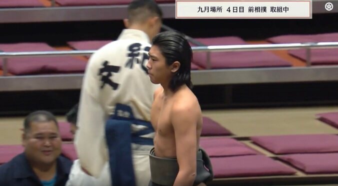 「ほっそ」体重50kg台の“異例”新人力士が初白星 「細いのに勢いある」「やるじゃん」15歳新道“3秒決着”で熱視線 2枚目
