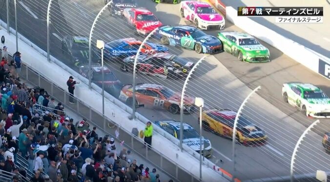 【写真・画像】「今思いっきり押した」追突されて壁直撃も無傷で生還 「よく立て直しましたね」超高速オーバル、脅威の光景に実況驚き　1枚目