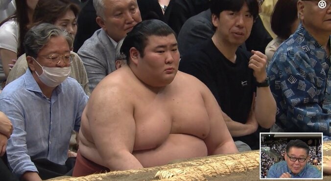 「え、いるやん」熱海富士の間近に“やたら気になる”男性の姿 落ち着かない様子に「めっちゃ嬉しそう」「ファンなのかな」ネットざわざわ 5枚目