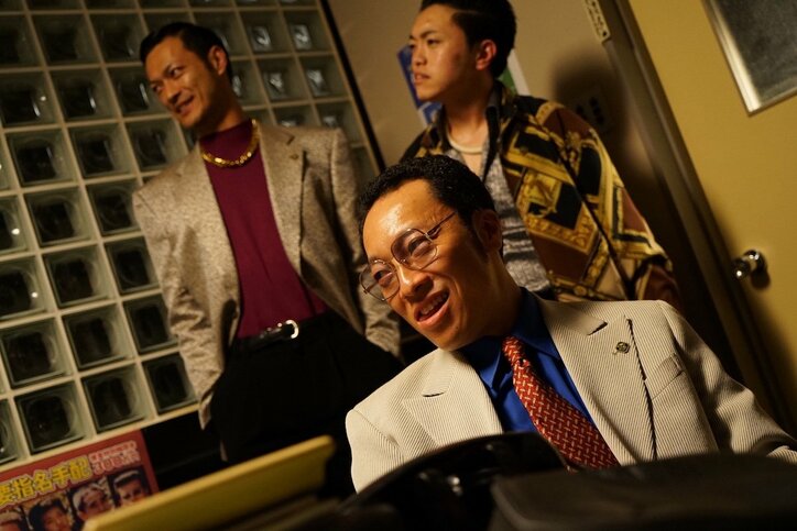 音尾琢真が刺青だらけの全裸を披露　映画『孤狼の血』より新場面写真解禁