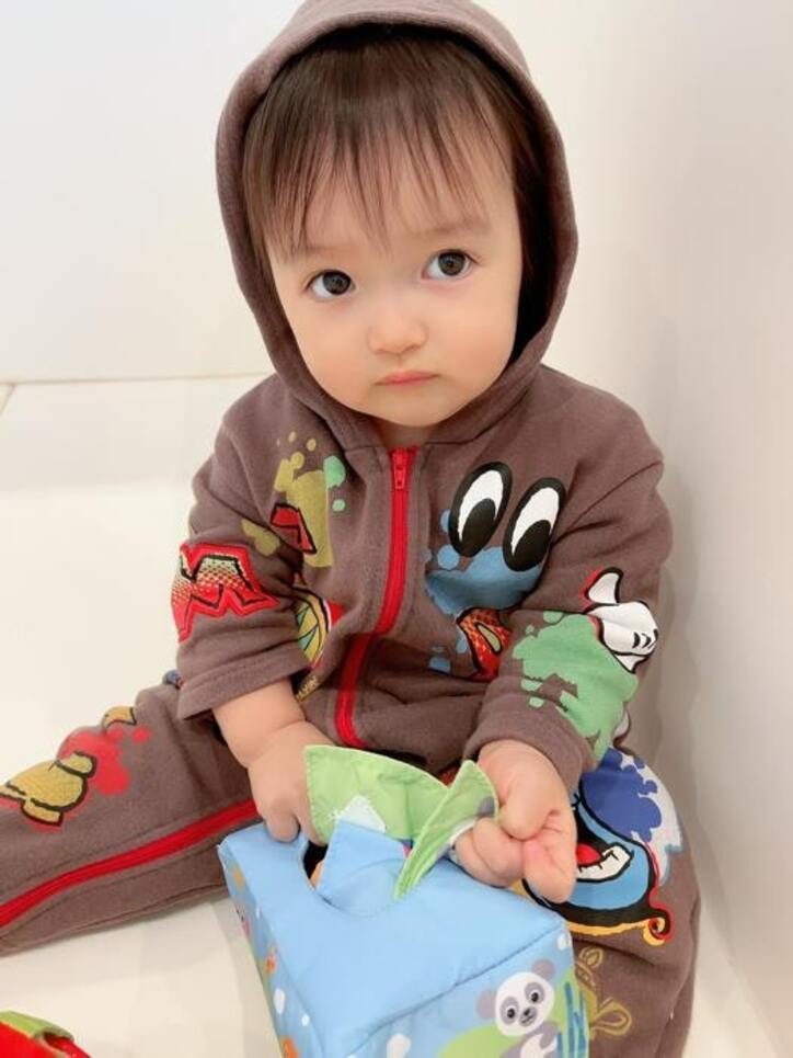  川崎希、おさがりのロンパースを着る娘の姿を公開「ディズニーランドで買った」 