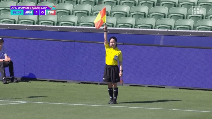 副審はフラッグを上げたが、リプレイで見ると…