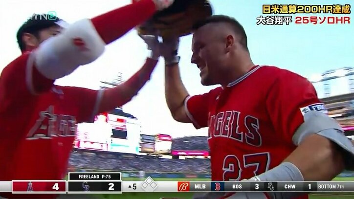 大谷翔平、自ら被った兜をトラウトへ"リレー"で祝福「トラウタニしか勝たん」「なにこれかわえええ！」