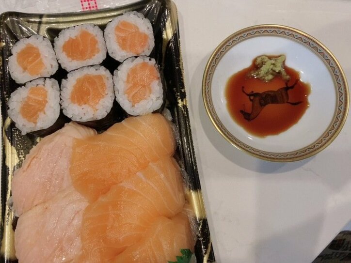 川崎希、夫・アレクと『成城石井』で買い物「離乳食の食材と私のおやつとお惣菜」