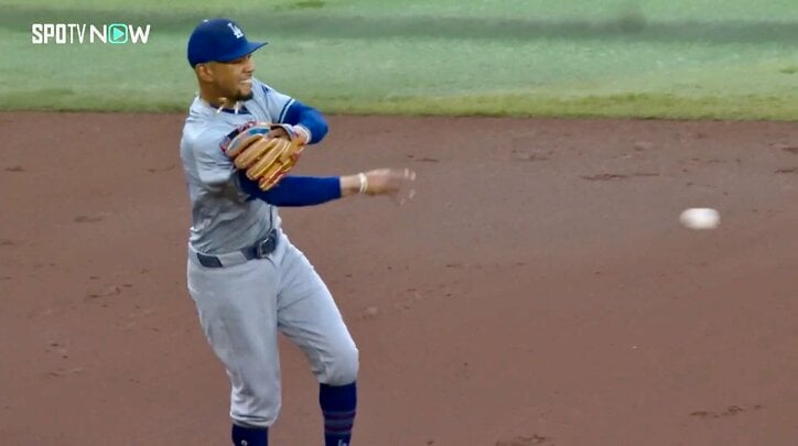 【写真・画像】「全く当たらないなw」山本由伸の“ヨーヨーカーブ”が大反響！　圧巻落差の“魔球”に打者もお手上げ、首振り呆然の瞬間　1枚目