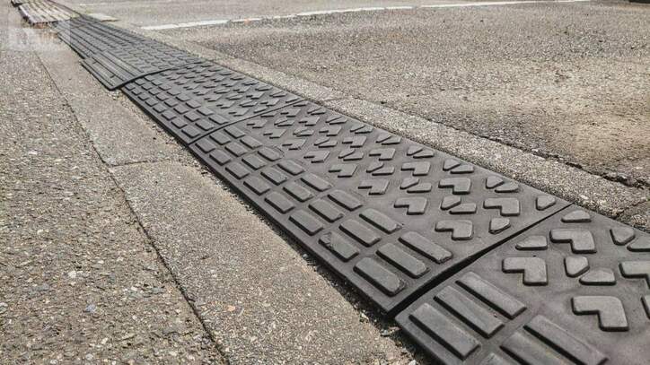 段差解消プレートの道路設置は「違法」　事故や排水妨げる恐れ　自治体が撤去呼びかけ