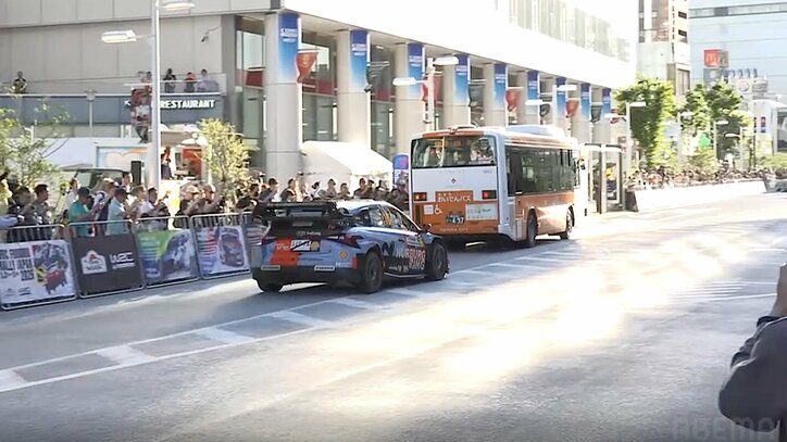 【写真・画像】公道最速のラリー車が“信号待ち” 突然のサプライズ光景に横断歩道は人だかり「後ろの車の人嬉しそう」の声も　1枚目