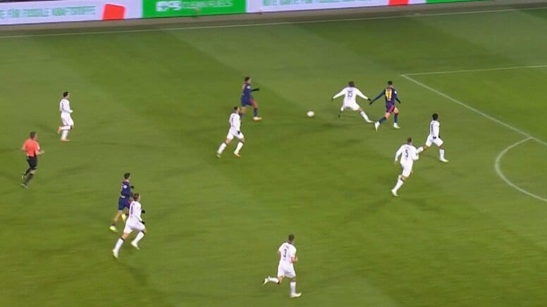 「野獣！」ブンデス初先発の日本代表DFが“格上”を完全シャットアウト「ヌサに完璧に対応してる」驚異の“2連続神ディフェンス”に現地ファン衝撃