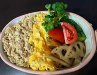 小澤由実『もう飽きたと言われたそぼろ弁当』