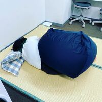 「最近毎日眠いそう」おかずクラブ・オカリナ、“人をダメにするクッション”を掛け布団にする