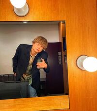 香取慎吾、鏡越しのセルフショットを披露 「ビジュ大爆発してる」とファン悶絶