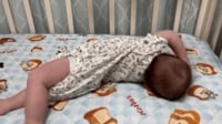 【映像】何度も寝返りに挑戦する赤ちゃん