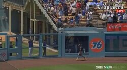 ショウヘイのホームランがきたぞ！ 大谷翔平の34号アーチでブルペンみんなが“バンザイ”珍しい逆方向弾に本拠地全体が熱狂の瞬間