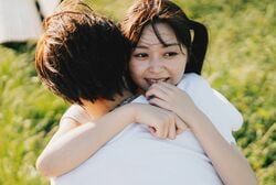 ぴちぴちミニTシャツ＆超ミニスカ姿の橋本環奈似JKグラドル、日本一のイケメン大学生と大胆しがみつきハグ『オオカミくん』8話