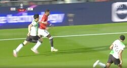 「追いつくのかよ！」「もはや暴力」リバプール遠藤航が爆速スピードで“50メートル猛追”→執念の鬼プレスを炸裂した瞬間　マンUのエースを封じこめた圧巻プレー