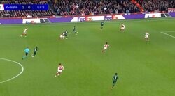 なんでそこ！？ 南野拓実が「うめえええ」 絶妙タッチで相手3人を翻弄→右足アウトサイドパスを放つ瞬間「勝手にチャンスにしてくれる」